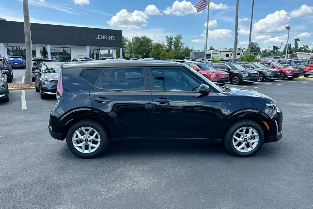 2023 Kia Soul LX photo 1