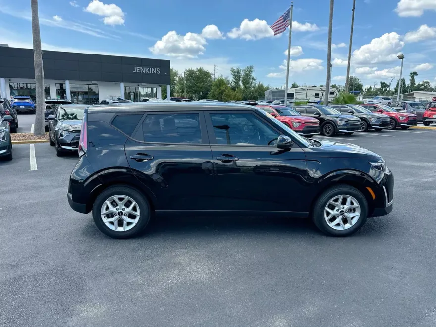 2023 Kia Soul LX photo 1