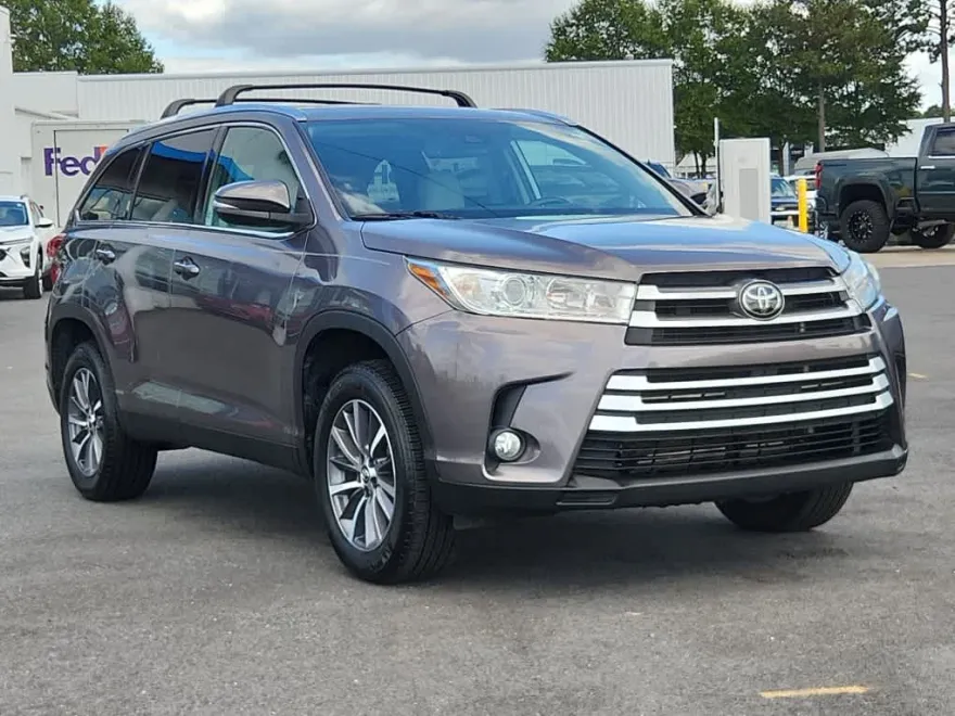 2019 Toyota Highlander SE photo 1