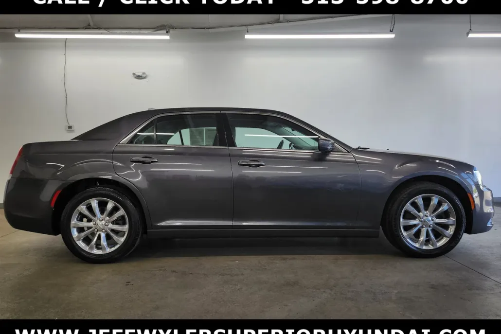 2018 Chrysler 300 Touring photo 1