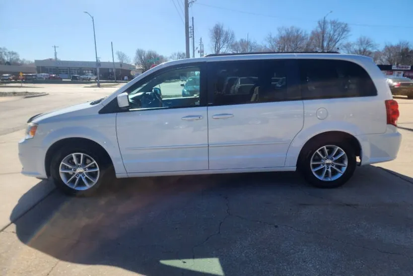 2014 Dodge Grand Caravan SXT photo 1