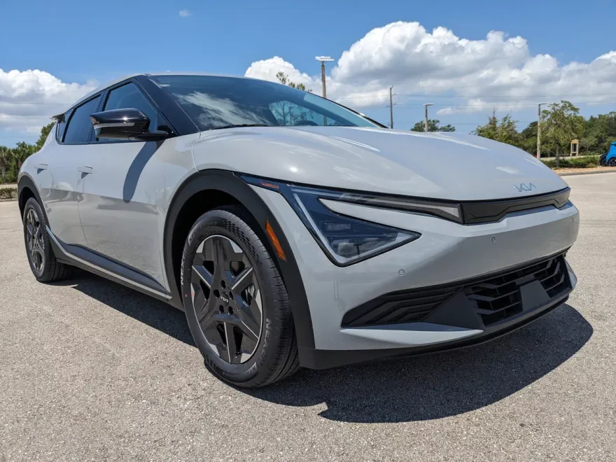 2025 Kia EV6 Light photo 1