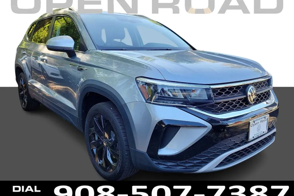 2024 Volkswagen Taos SE photo 1