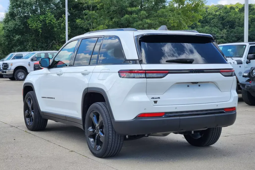 2023 Jeep Grand Cherokee Altitude photo 1