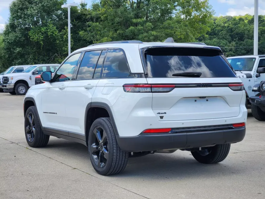 2023 Jeep Grand Cherokee Altitude photo 1