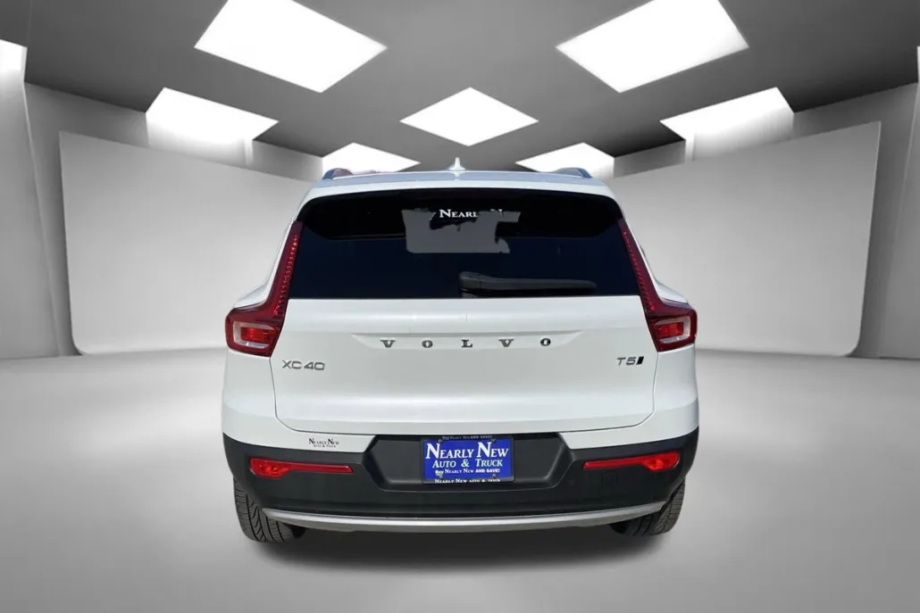 2022 Volvo XC40 T5 AWD Momentum photo 1