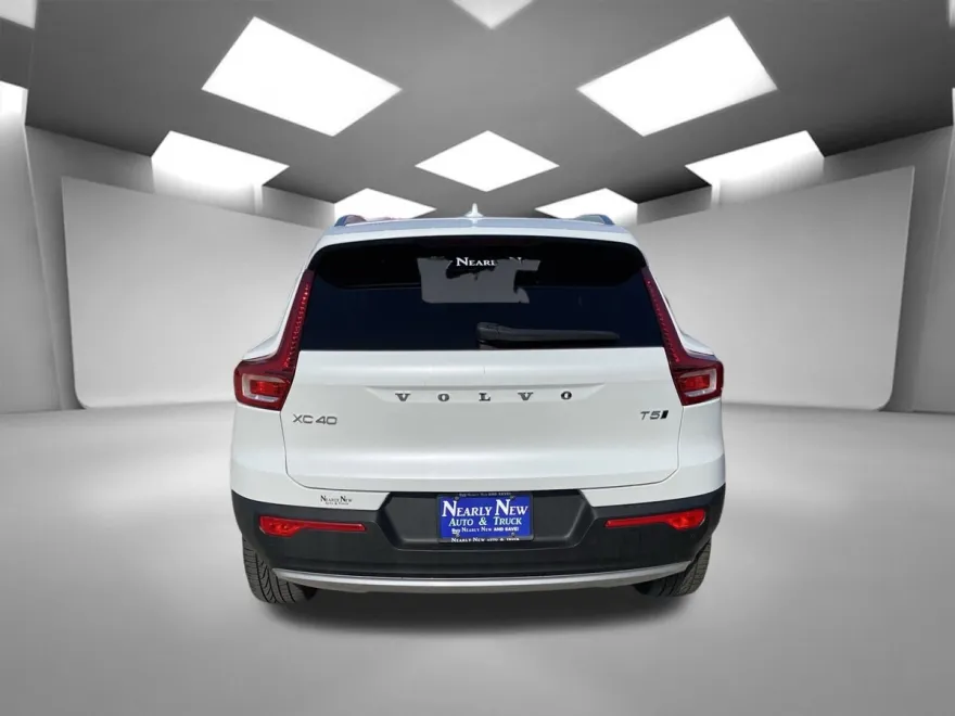 2022 Volvo XC40 T5 AWD Momentum photo 1