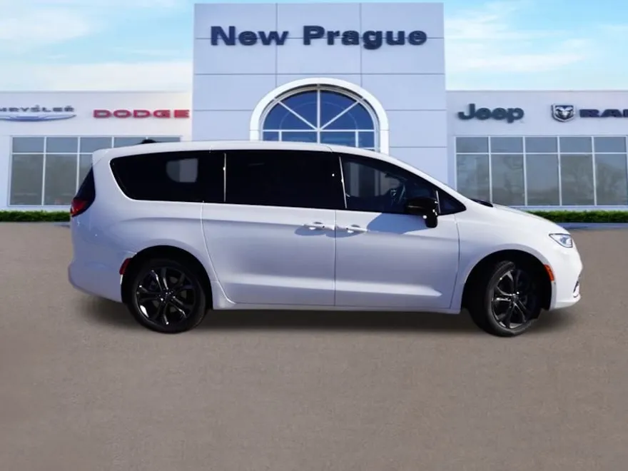 2026 Chrysler Pacifica photo 1