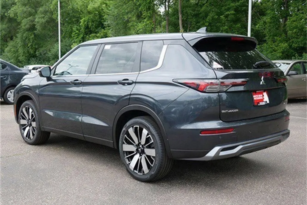 2025 Mitsubishi Outlander SE photo 1