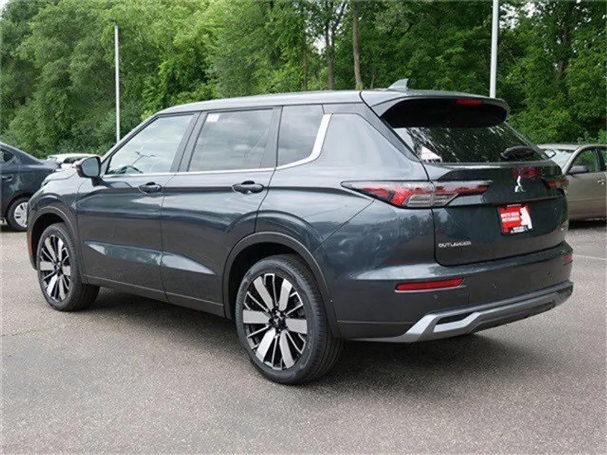 2025 Mitsubishi Outlander SE photo 1