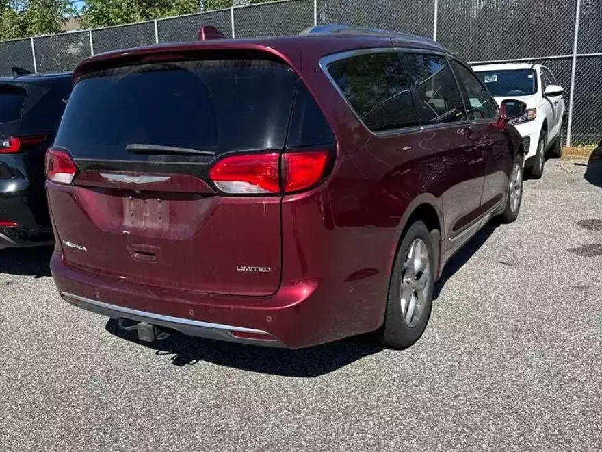 2017 Chrysler Pacifica Limited photo 1