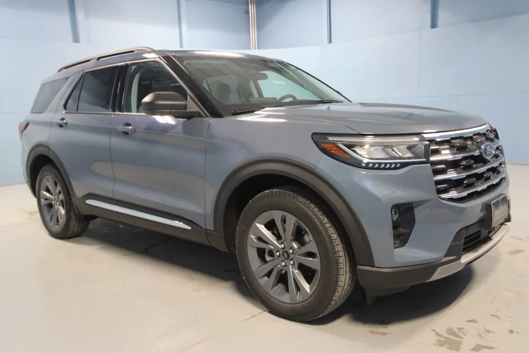 2025 Ford Explorer photo 1
