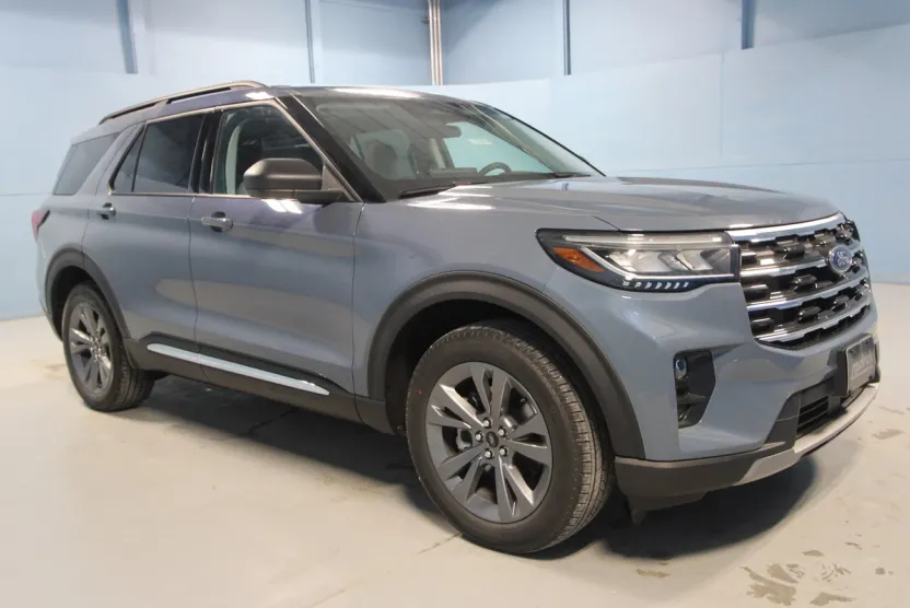 2025 Ford Explorer photo 1