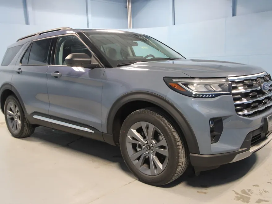 2025 Ford Explorer photo 1