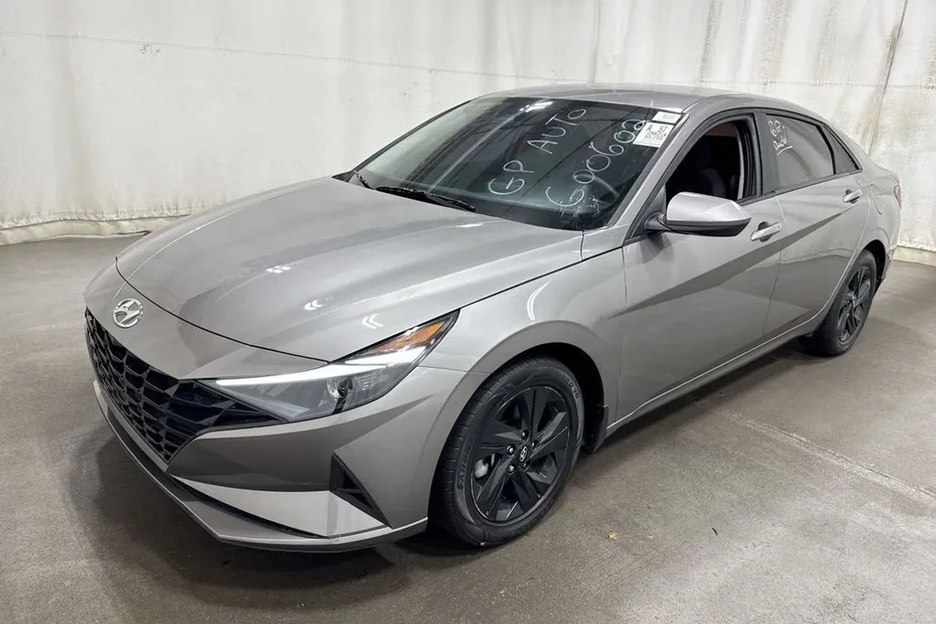 2023 Hyundai Elantra SEL photo 1