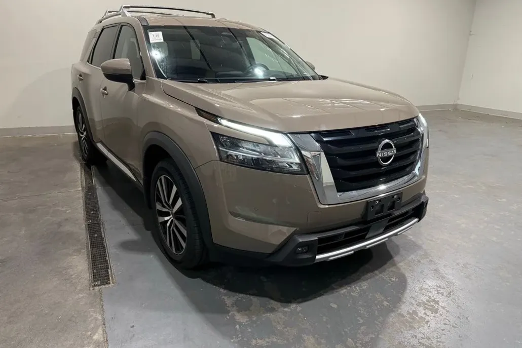 2023 Nissan Pathfinder Platinum photo 1