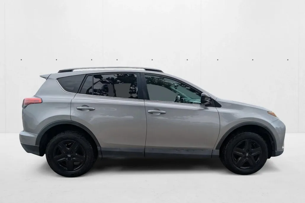 2018 Toyota RAV4 LE photo 1