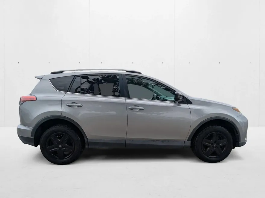 2018 Toyota RAV4 LE photo 1