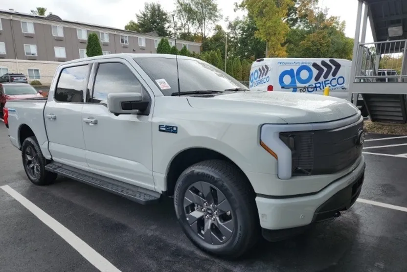 2024 Ford F-150 Lightning Lariat photo 1