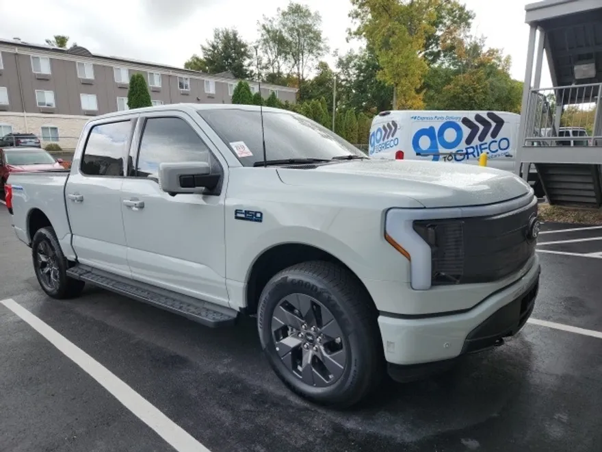 2024 Ford F-150 Lightning Lariat photo 1