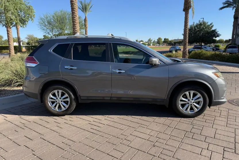 2016 Nissan Rogue SV photo 1