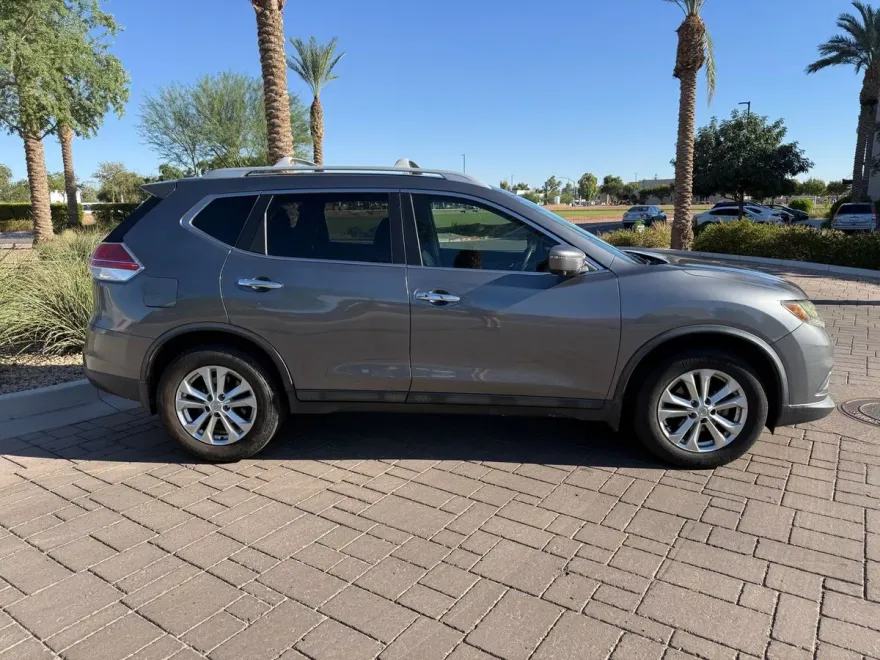 2016 Nissan Rogue SV photo 1