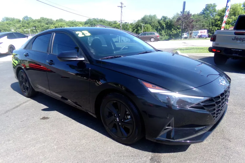 2023 Hyundai Elantra SEL photo 1