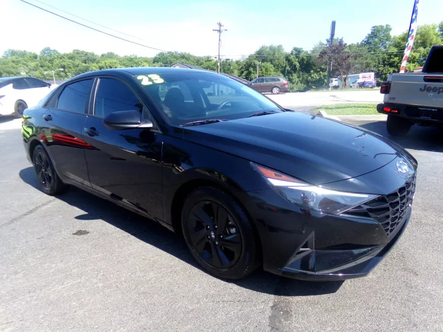 2023 Hyundai Elantra SEL photo 1