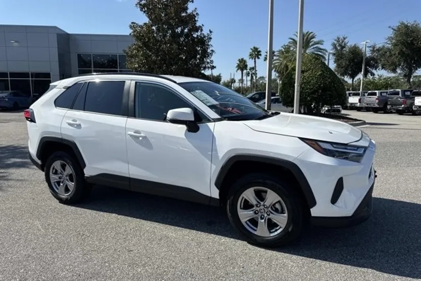 2023 Toyota RAV4 XLE photo 1
