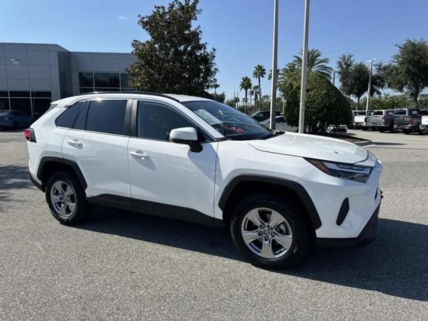 2023 Toyota RAV4 XLE photo 1