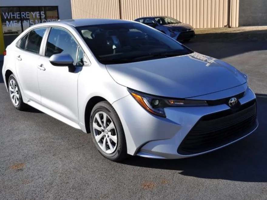 2023 Toyota Corolla LE photo 1