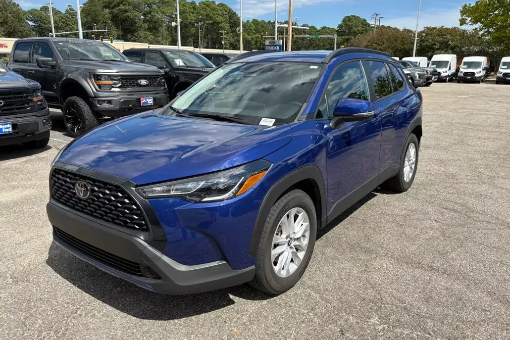 2023 Toyota Corolla Cross LE photo 1