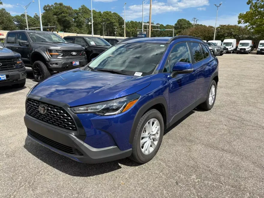 2023 Toyota Corolla Cross LE photo 1