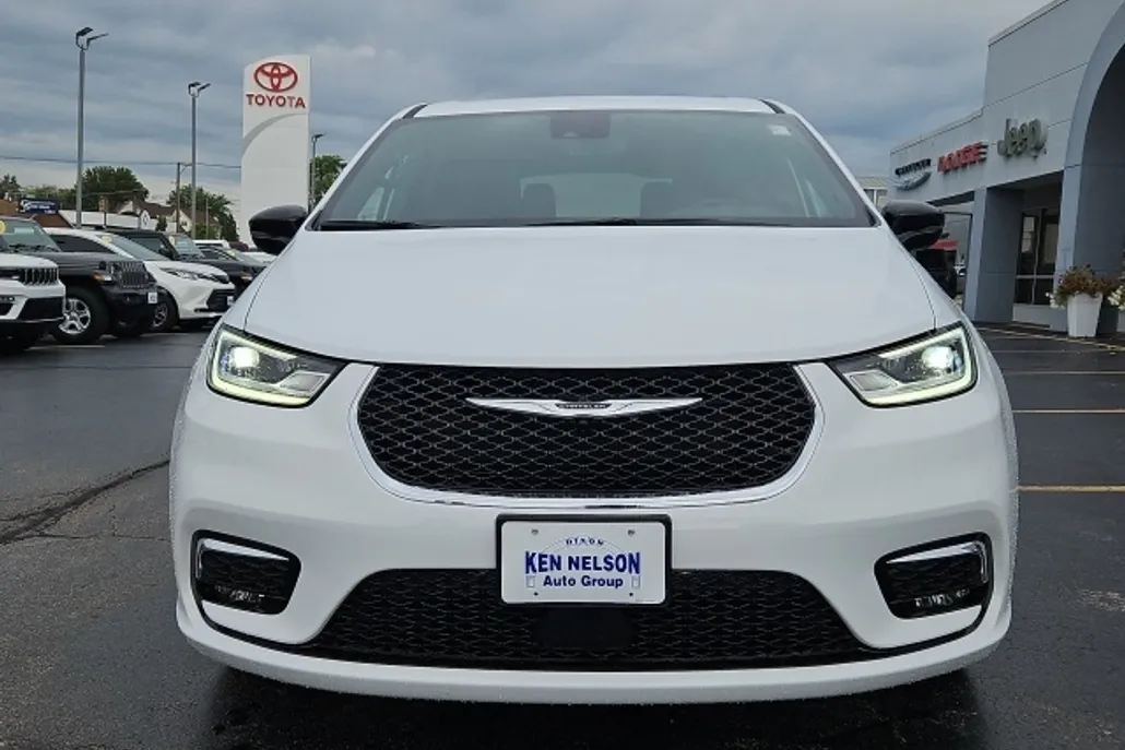 2026 Chrysler Pacifica photo 1