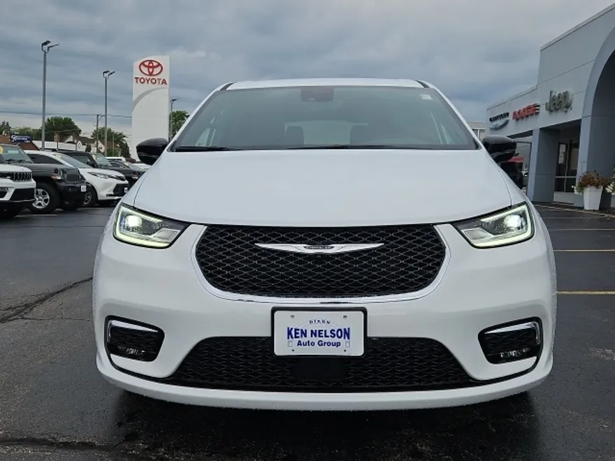 2026 Chrysler Pacifica photo 1