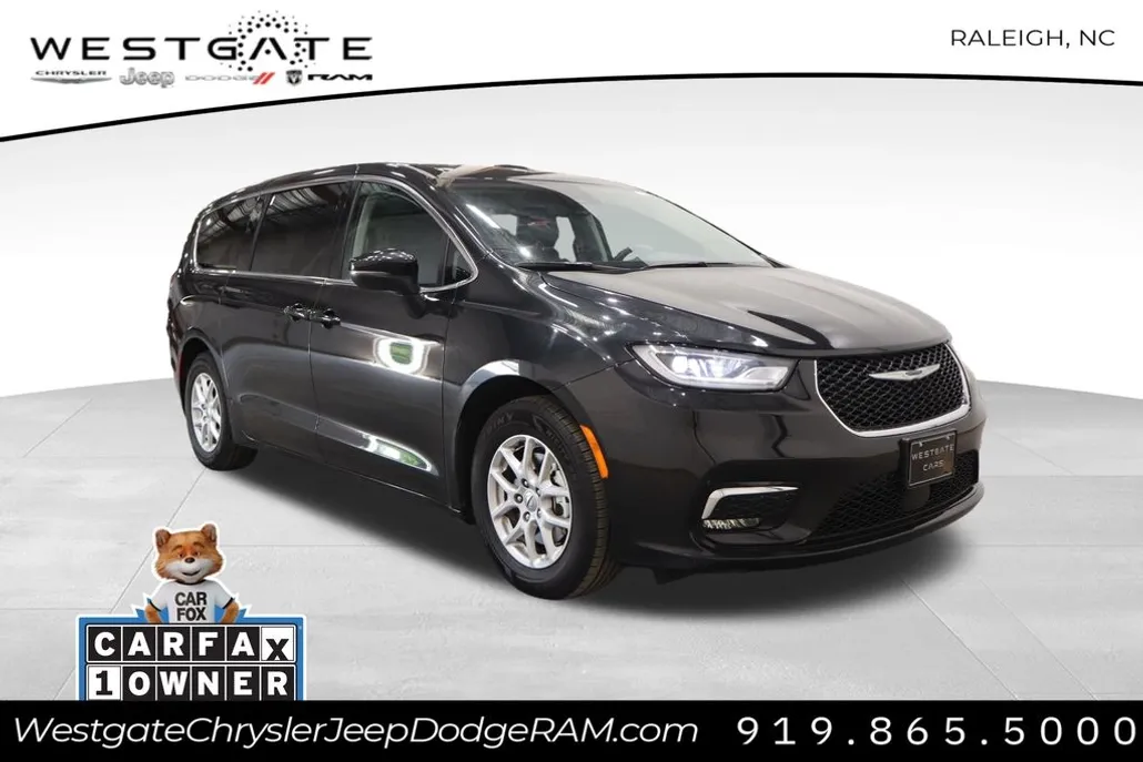 2023 Chrysler Pacifica Touring L photo 1