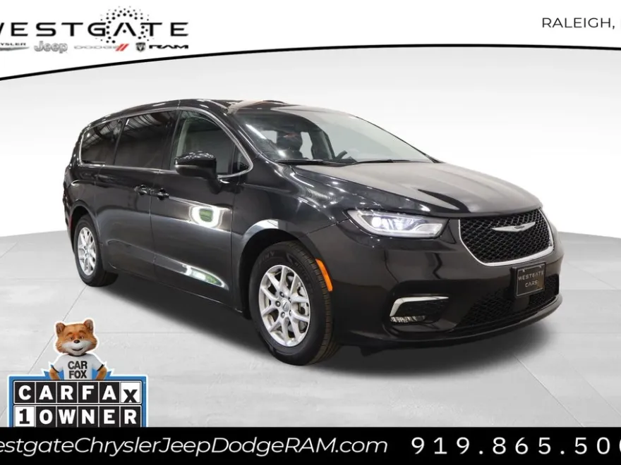 2023 Chrysler Pacifica Touring L photo 1