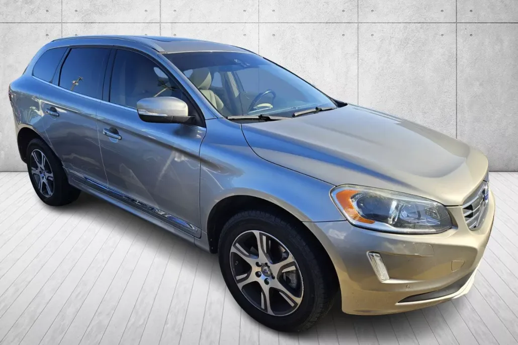 2015 Volvo XC60 T6 Platinum photo 1