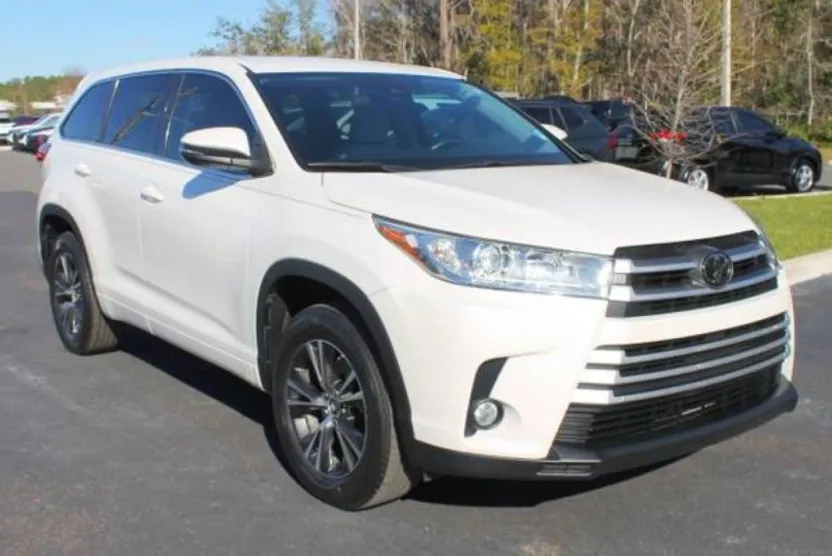 2018 Toyota Highlander LE Plus photo 1