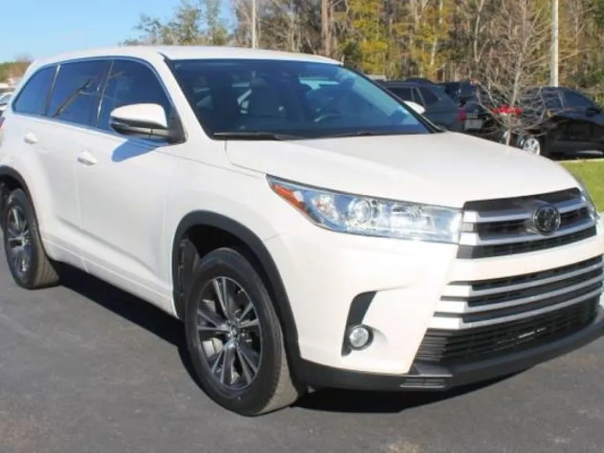 2018 Toyota Highlander LE Plus photo 1