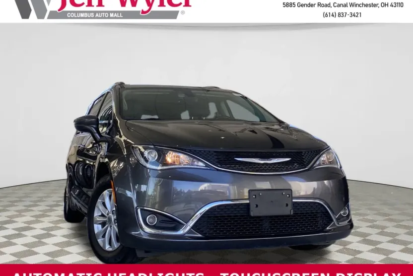 2019 Chrysler Pacifica Touring L photo 1
