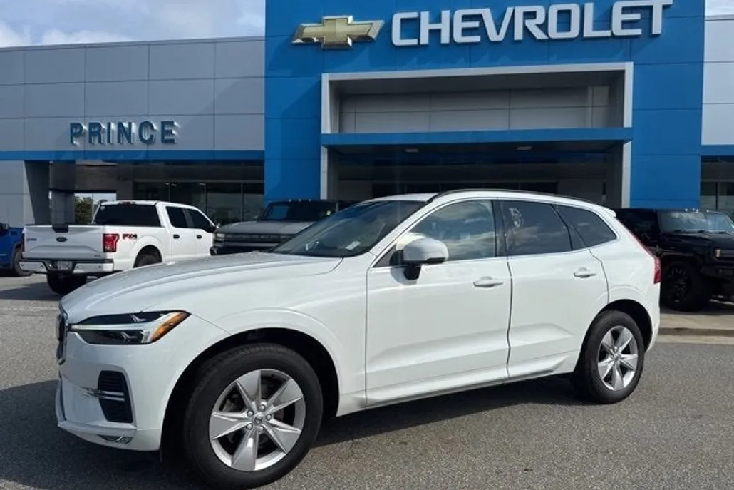 2022 Volvo XC60 Momentum photo 1
