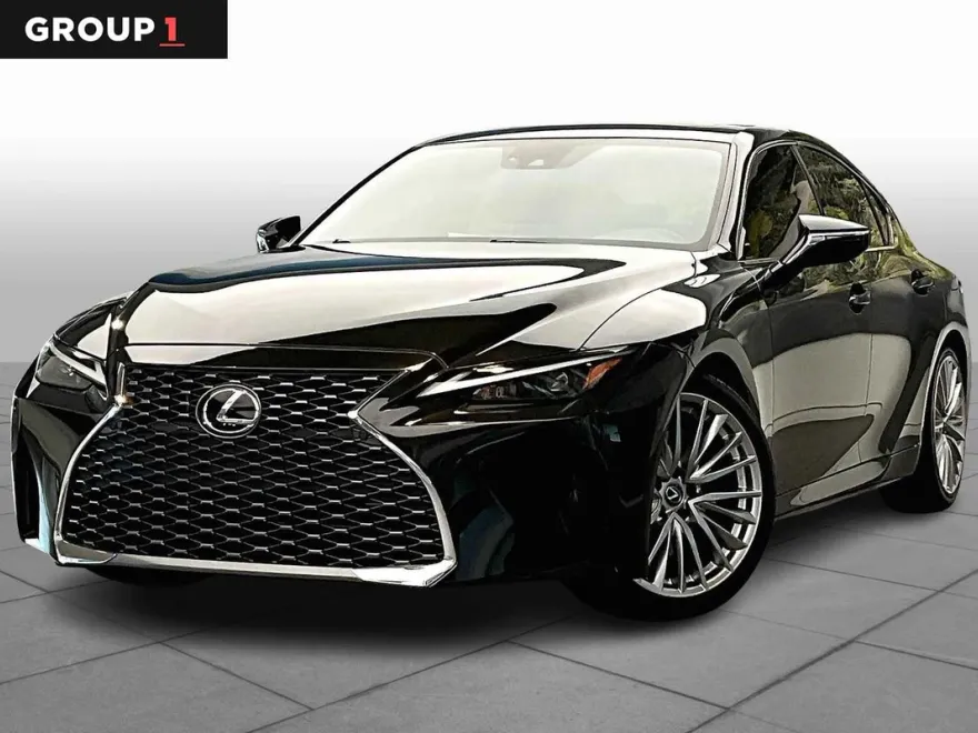 2022 Lexus IS photo 1