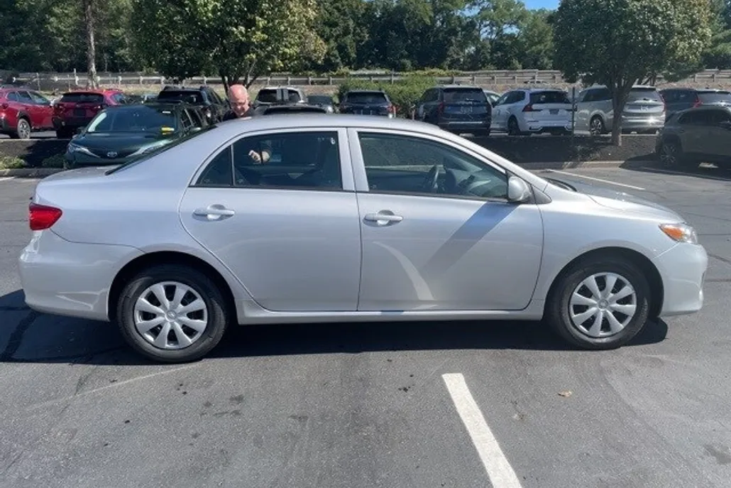 2012 Toyota Corolla L photo 1