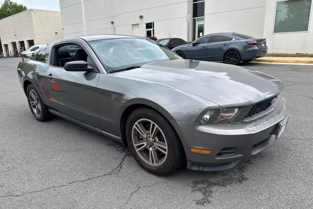 2011 Ford Mustang V6 Premium photo 1