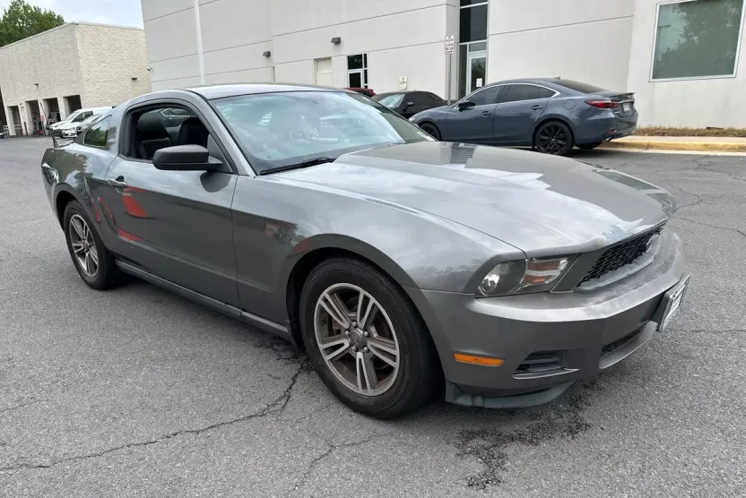 2011 Ford Mustang V6 Premium photo 1