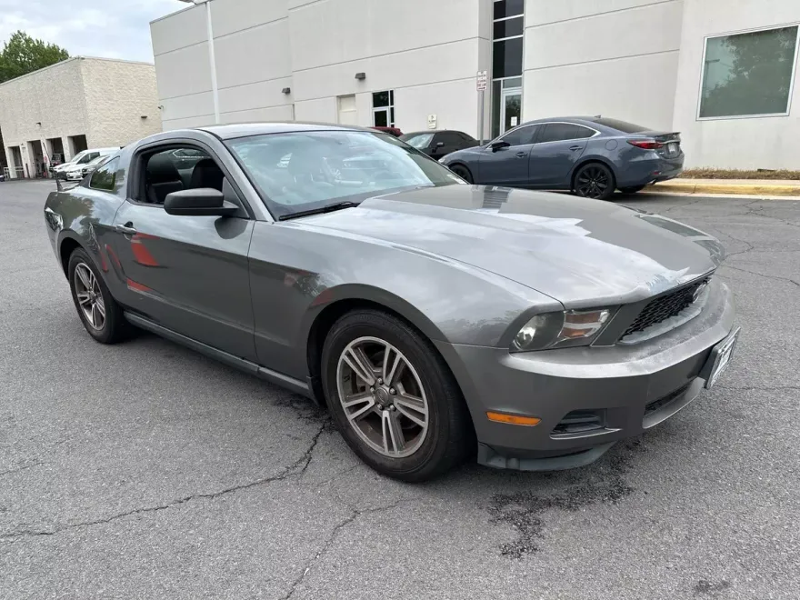 2011 Ford Mustang V6 Premium photo 1
