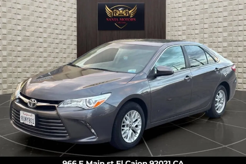 2017 Toyota Camry LE photo 1