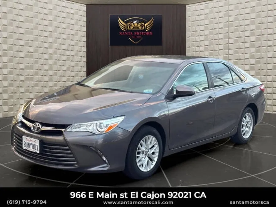 2017 Toyota Camry LE photo 1