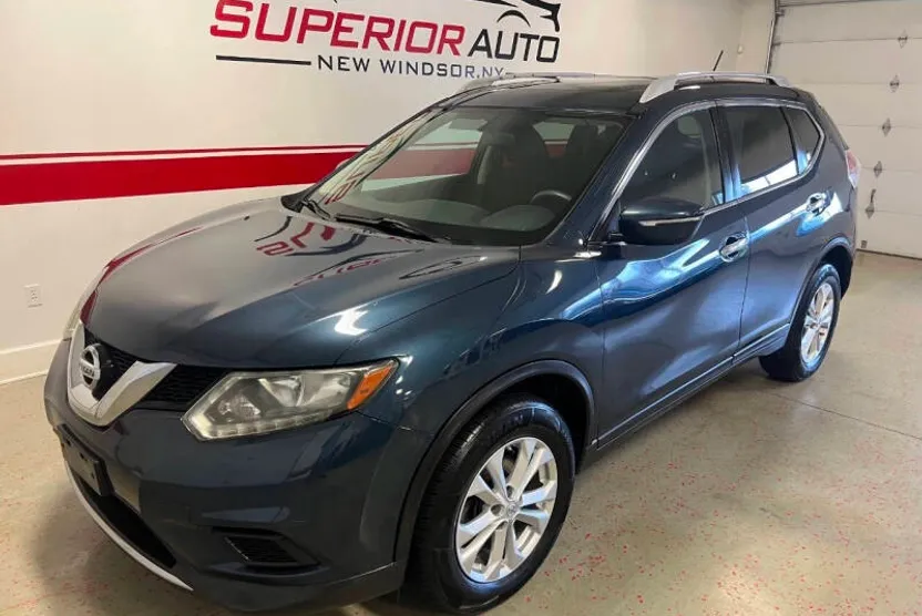 2015 Nissan Rogue SV photo 1